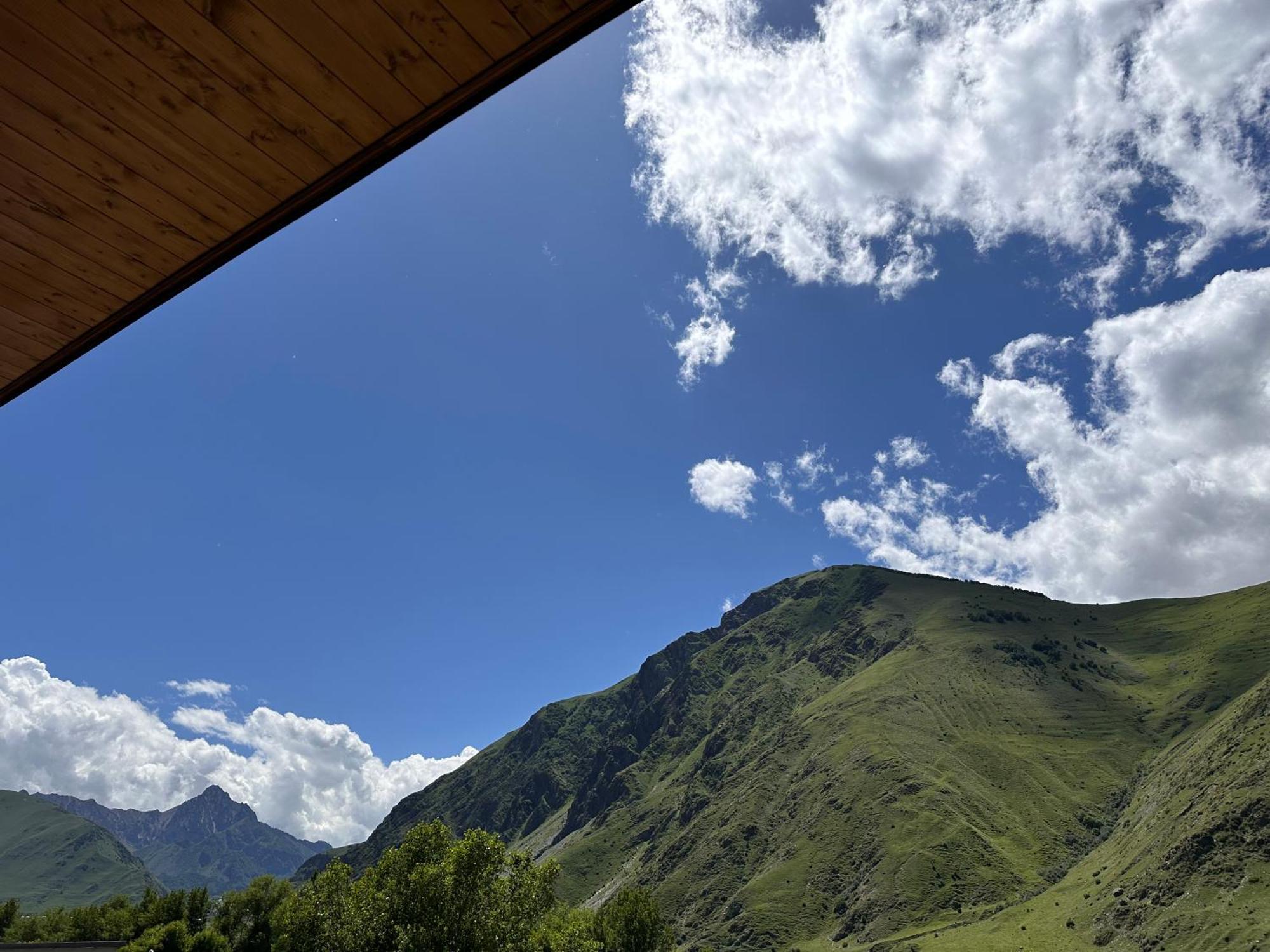 Hotel Mountime Kazbegi Eksteriør billede